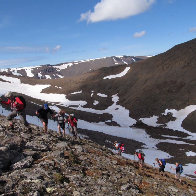 Á leið upp austurhlíð Miðhyrnu.