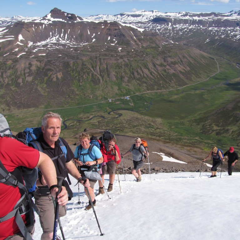 Alltaf gott að komast í góðan snjó. Þrasastaðir og Hreppsendaársúlur í baksýn.
