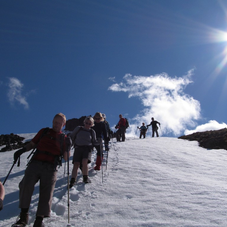 Göngumenn fóru varlega í fyrstu.