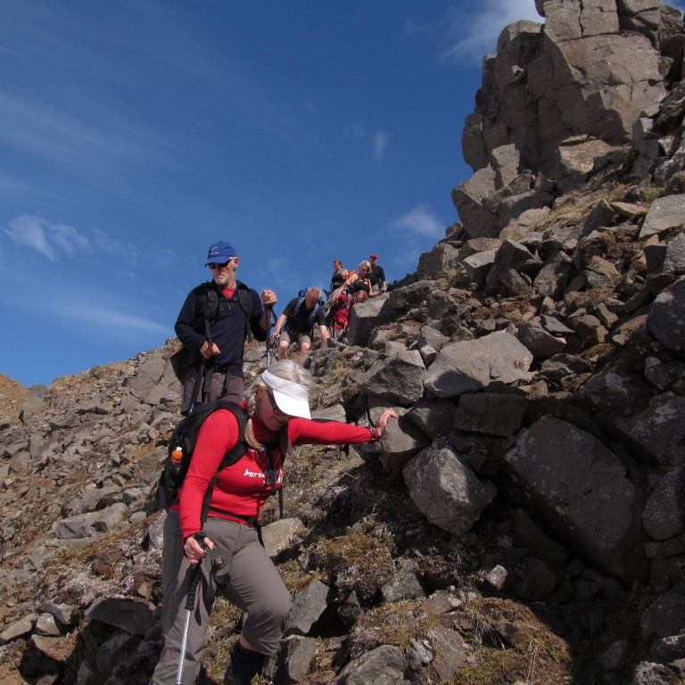 Kári og Arnfríður klöngrast niður.