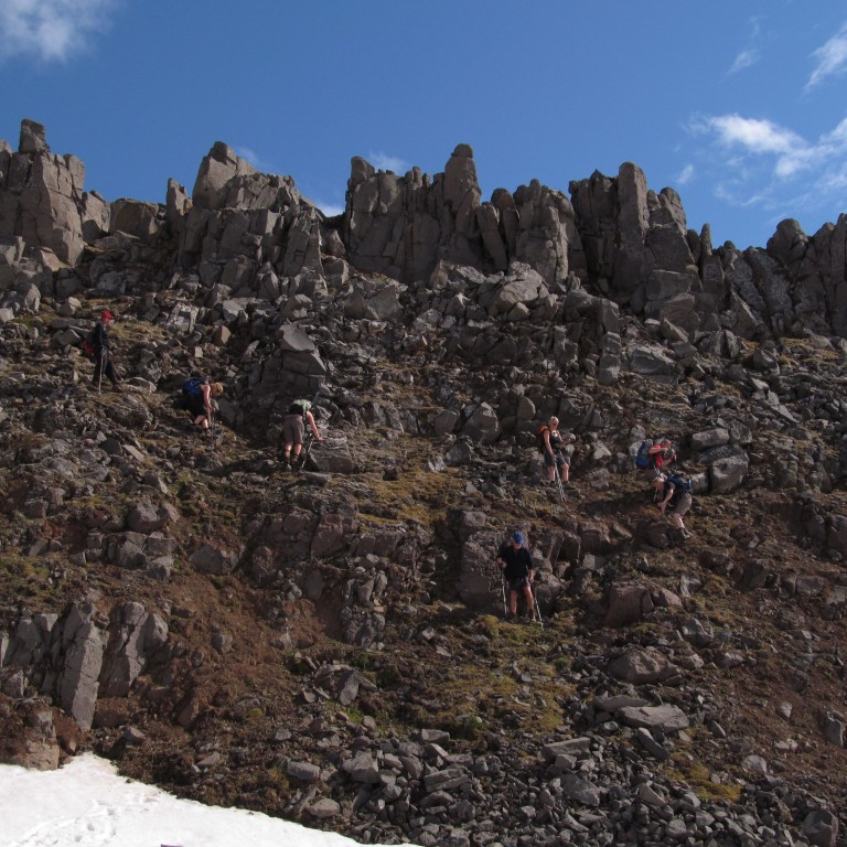Þarna var bratt og stórgrýtt. Fórum þess vegna varlega.
