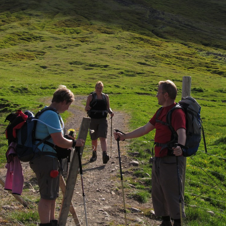 Lokuðum hliðinu á eftir síðasta göngumanni.