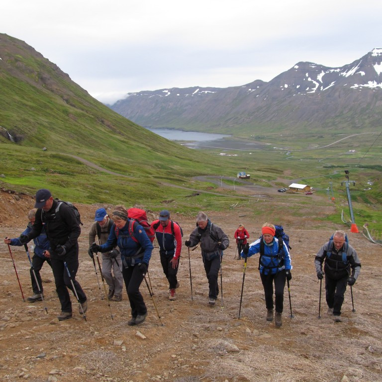 Byrjuðum að ganga upp skíðabrekkuna.