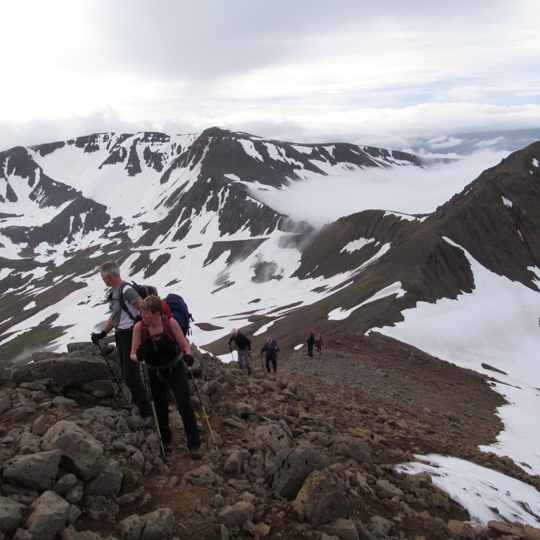Horft yfir farinn veg núna er hnjúkurinn orðinn hreinn og einnig skarðið.