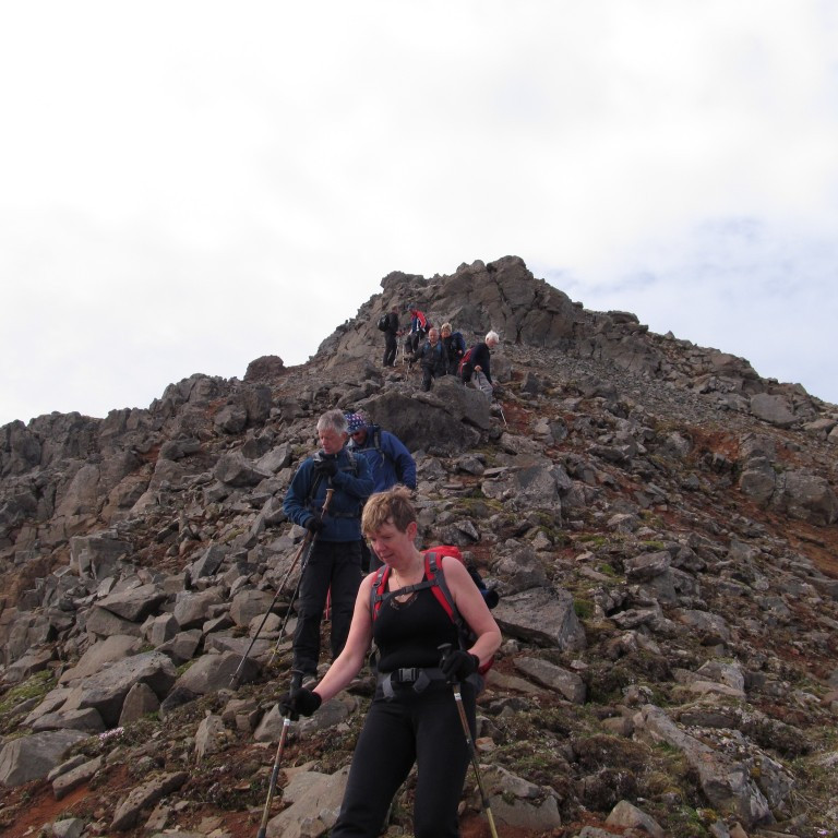 Gengið er niður fremur þægilegan hrygg í byrjun.