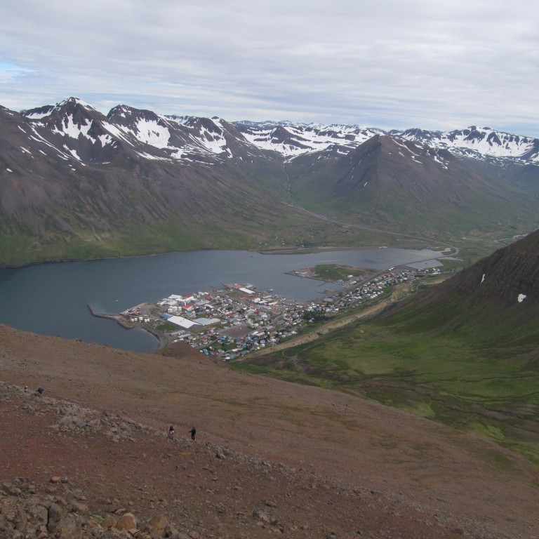 Siglufjörður séður frá Hvanneyrarhyrnu.Fjöll við Skútudal í baksýn.