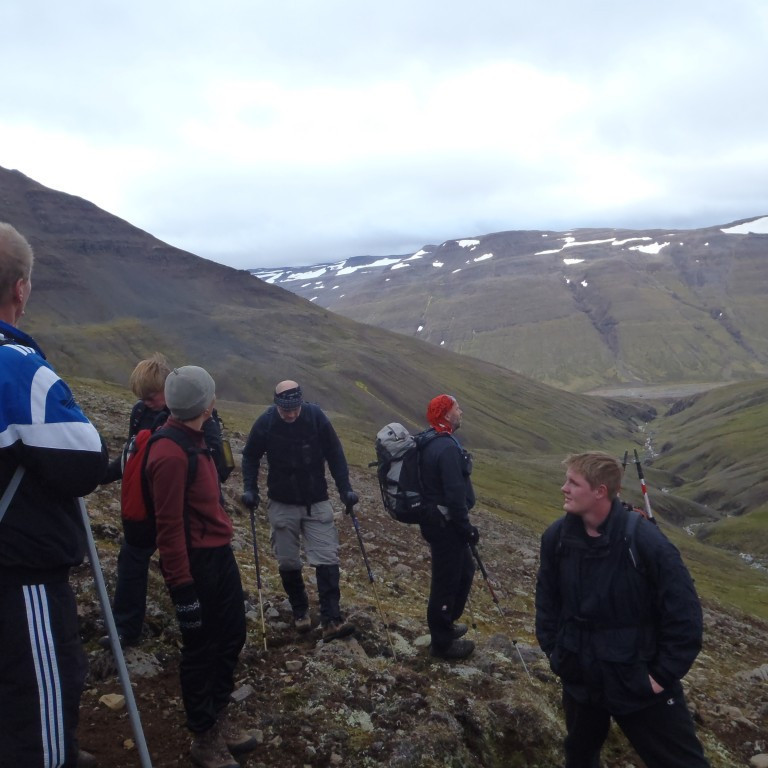 Horft niður Grjótárdal Kinnafjall í baksýn