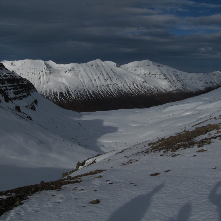 Horft yfir Möðruvallaskál. Móskógahnjúkur. Fýluskálarhnjúkar, og Pallahnjúkur í baksýn.