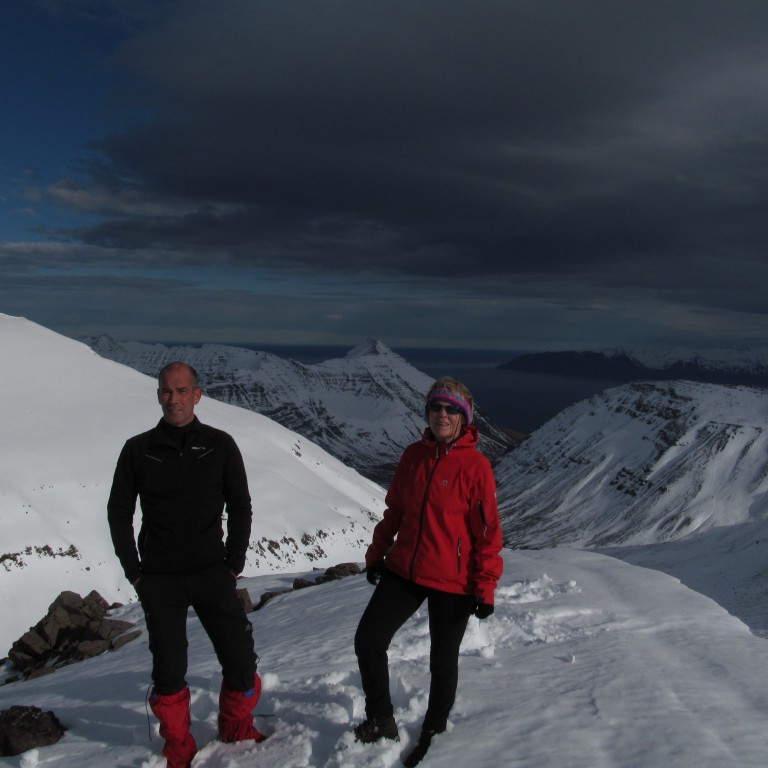 Jóhann og Elín á Bangsahnjúk. Finnurinn á milli þeirra.