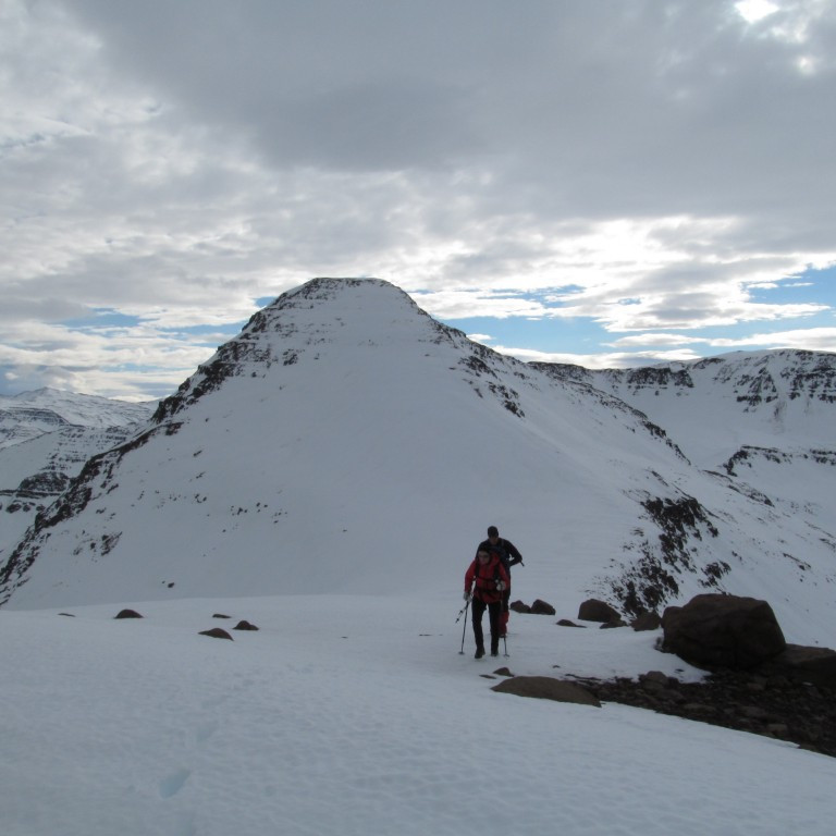 Gengið á Þverfjall. Bangsahnjúkur í baksýn.
