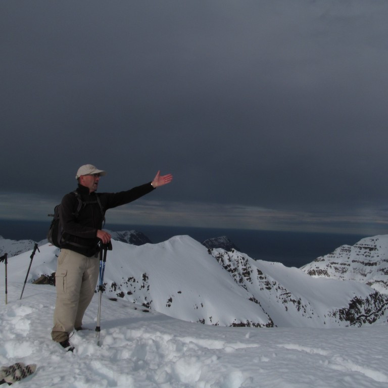 Fararstjórinn að benda á kennileiti.
