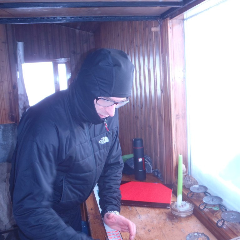 Finnbogi að bera á skíðin upp í Gamla