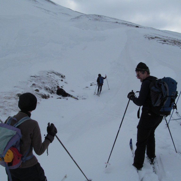 Frímann nærri lentur ofan í læk, snjórinn brotnaði og opinn lækur var undir.