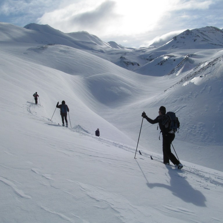 Séð inn Lambárdal og sólin farinn að skína.