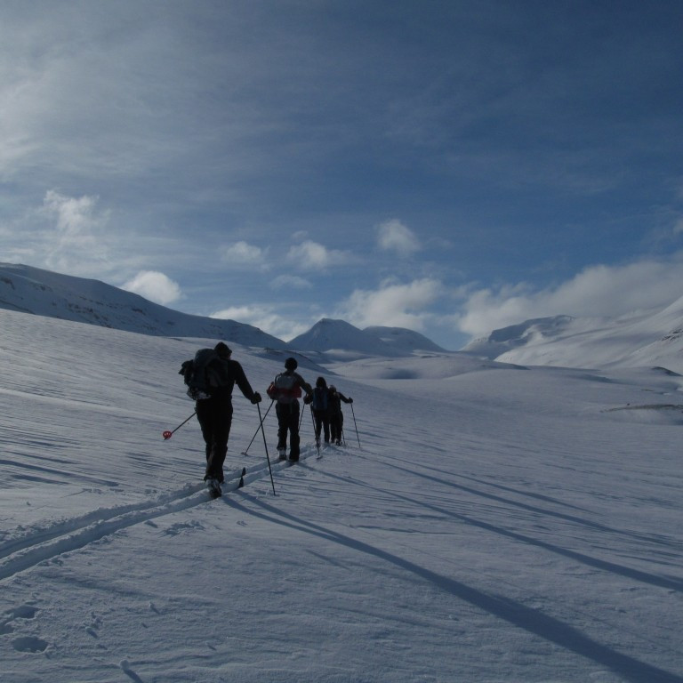 Gengið inn Grenishóla í átt að Lamba, í djúpum snjó.Glerárdalshnjúkur í baksýn.