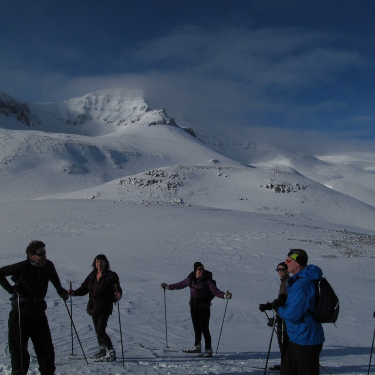 Nú styttist í Lamba, Tröllin í baksýn.