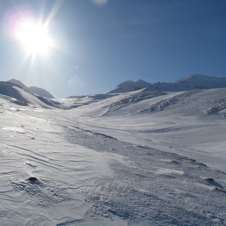 Rétt á eftir fór skíðið hennar Elínar á flug niður brekkurnar og stefndi í Glerá.