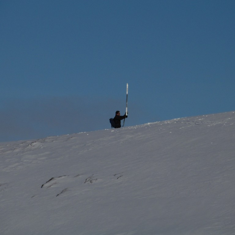 Skíðið fundið ólaskað á síðustu brúninni við ána.