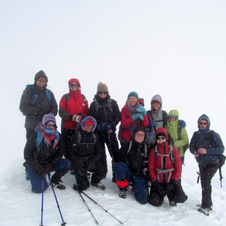 Sæl og glöð á toppnum í engu skyggni.