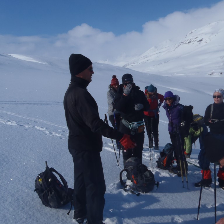 Fararstjórinn Konráð Gunnarsson að messa í upphafi ferðar