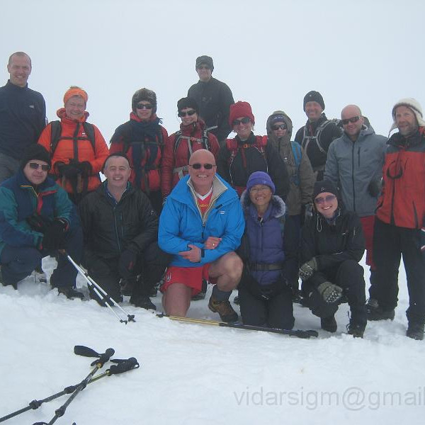Uppá Kaldbak: a.r. Viðar, Lína, Kristín, Linda, Pétur, Arnheiður, Jóna Rún, Einar, Haukur og Frímann f.r. Jón, Sigurjón, Ragnar, Ginger og Hrefna