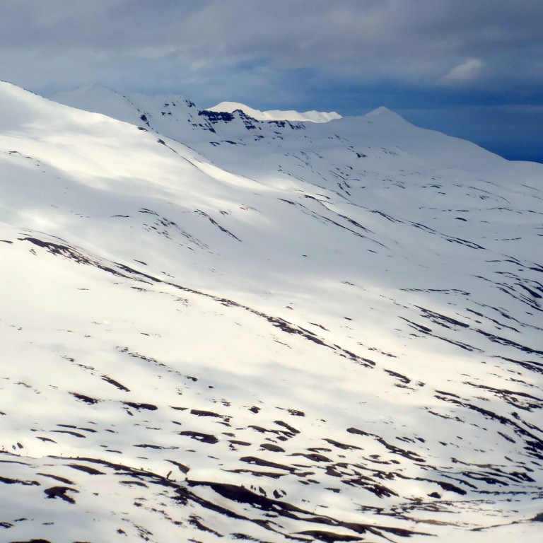 Kúgilsheiðar, Krossafjall. Fjöllin sem sér í fyrir ofan Kleifarnippuna eru fjjöllin utan við Dalvík.