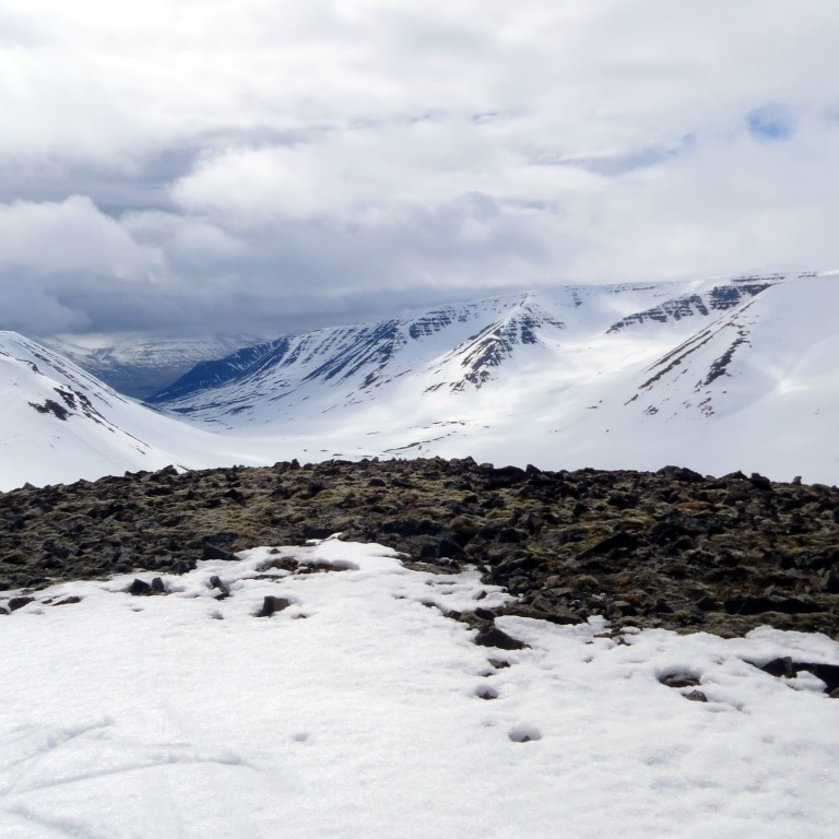 Úlfáröxl, tröllaskál, Lambárdalur, Apalækjarskál, vestan Þorvaldsdals.
