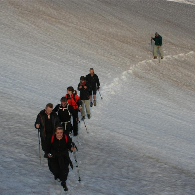 Göngufólk í brattri fönn