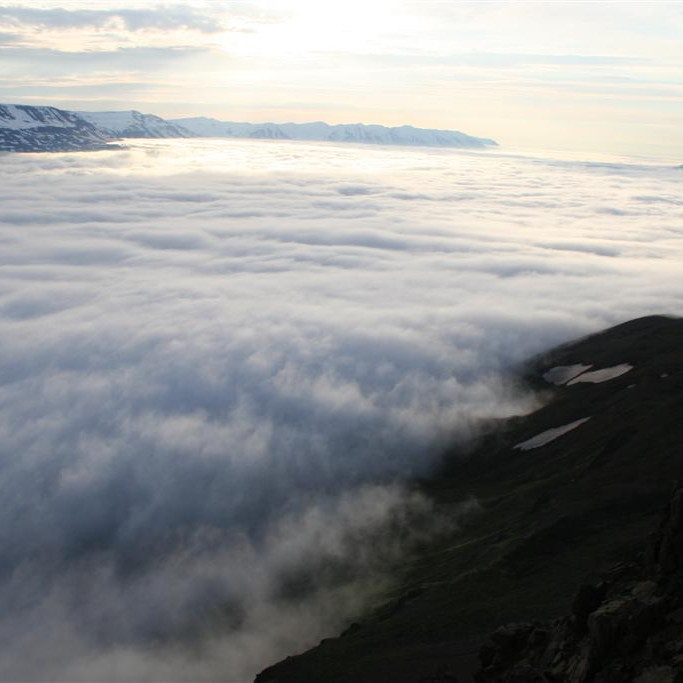 Séð til norðurs yfir þokufylltan Eyjafjörðinn