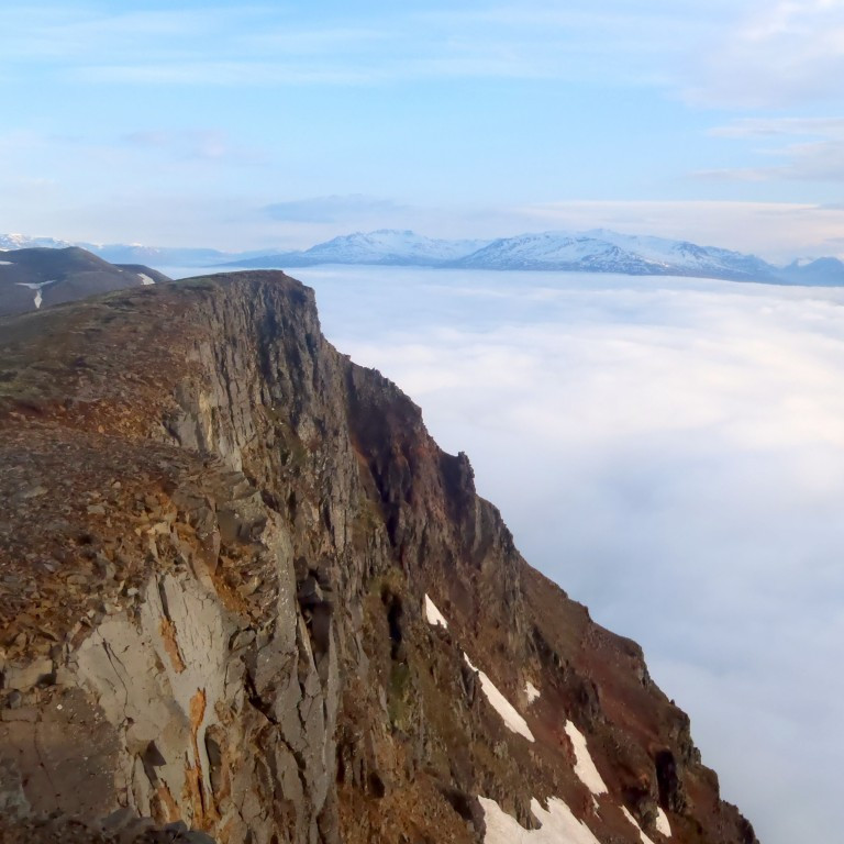 Séð til suðurs yfir þokufylltan fjörðinn