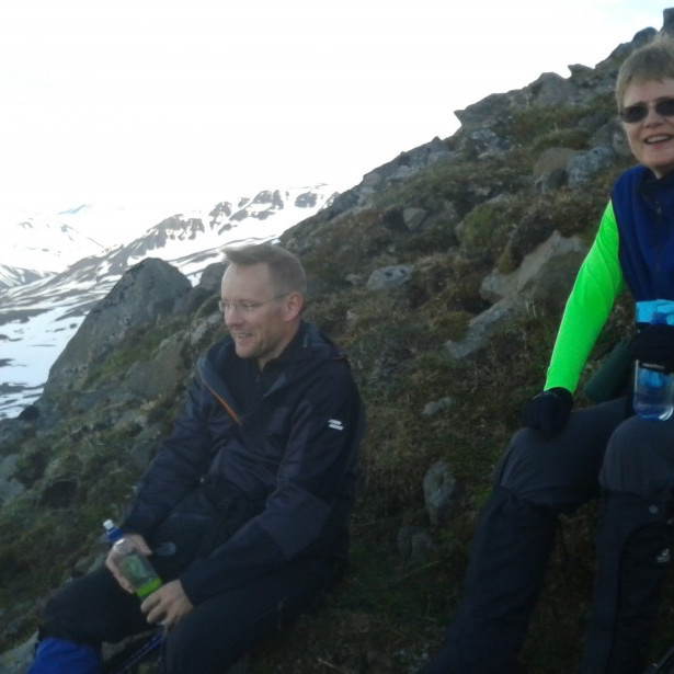 Einar og Guðrún hvíla lúin bein.