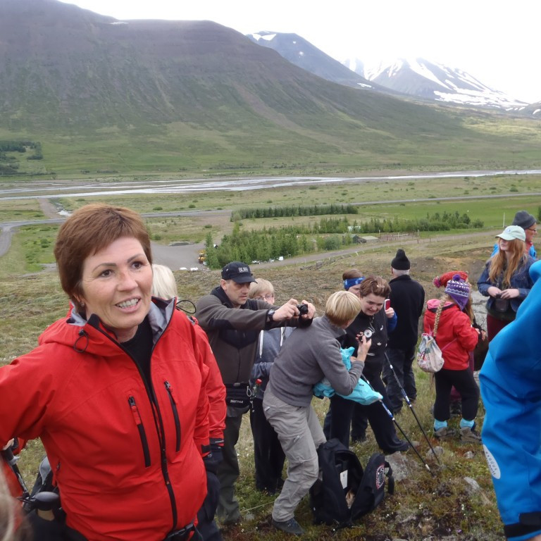 Í upphafi ferðar upp með Fossá. Sér inn í Þorvaldsdal.