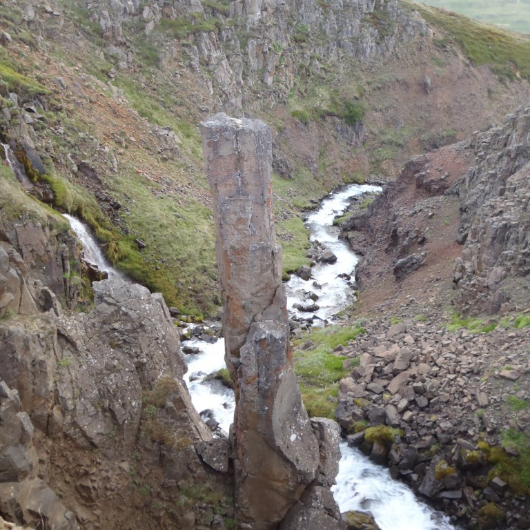 Hér sést drangurinn betur