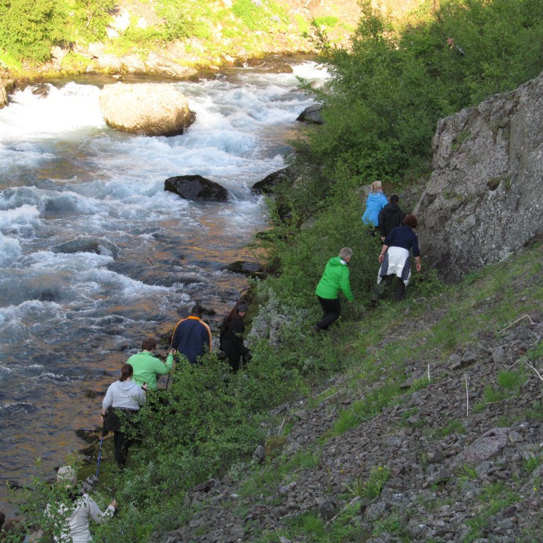 Gengið tæpan stíg meðfram Þverá.
