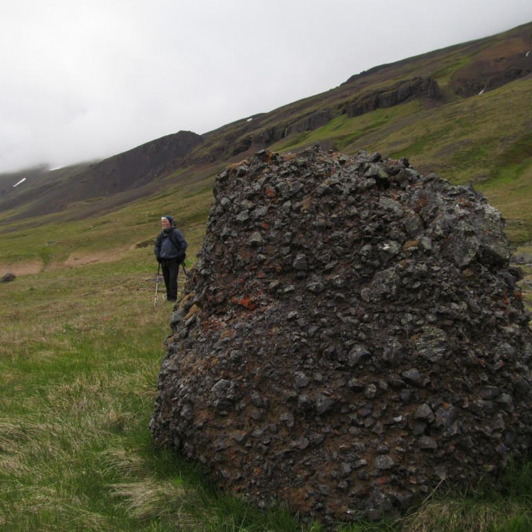 Þessi steinn er eins og hrúðukarl.