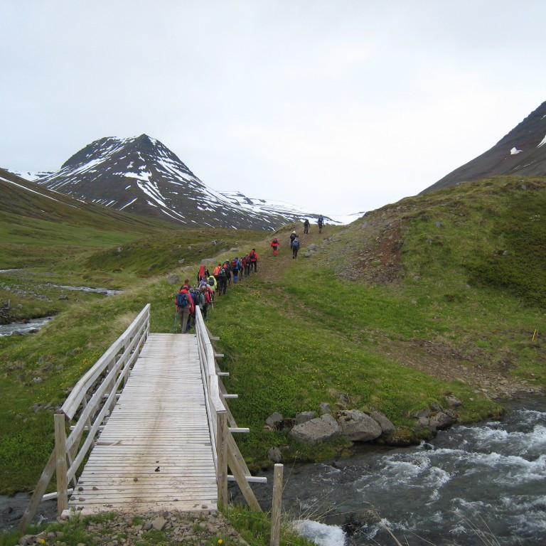 Brúin yfir Skallána. Hnjótafjall til hægri og Vifilsfjall fyrir miðri