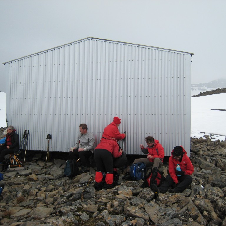 Hádegisverður í skjóli við skýlið..