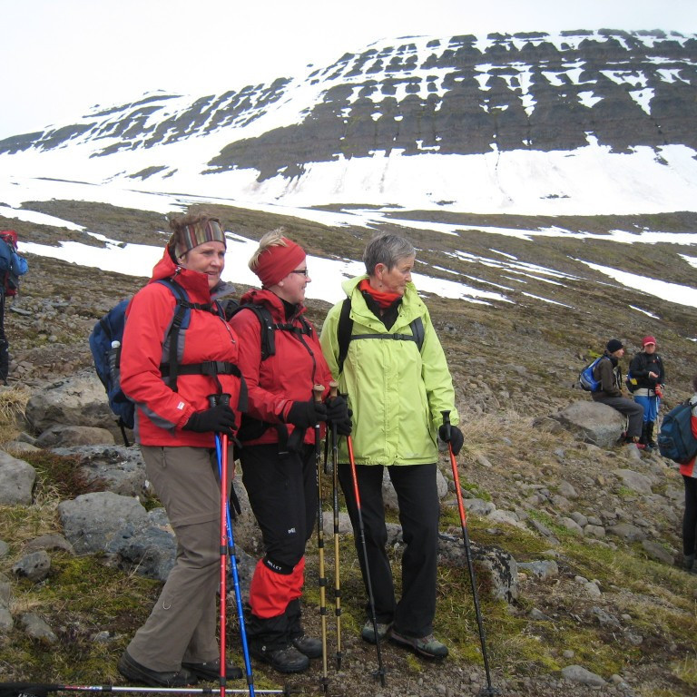 Hnjótakverkin til vinstri.