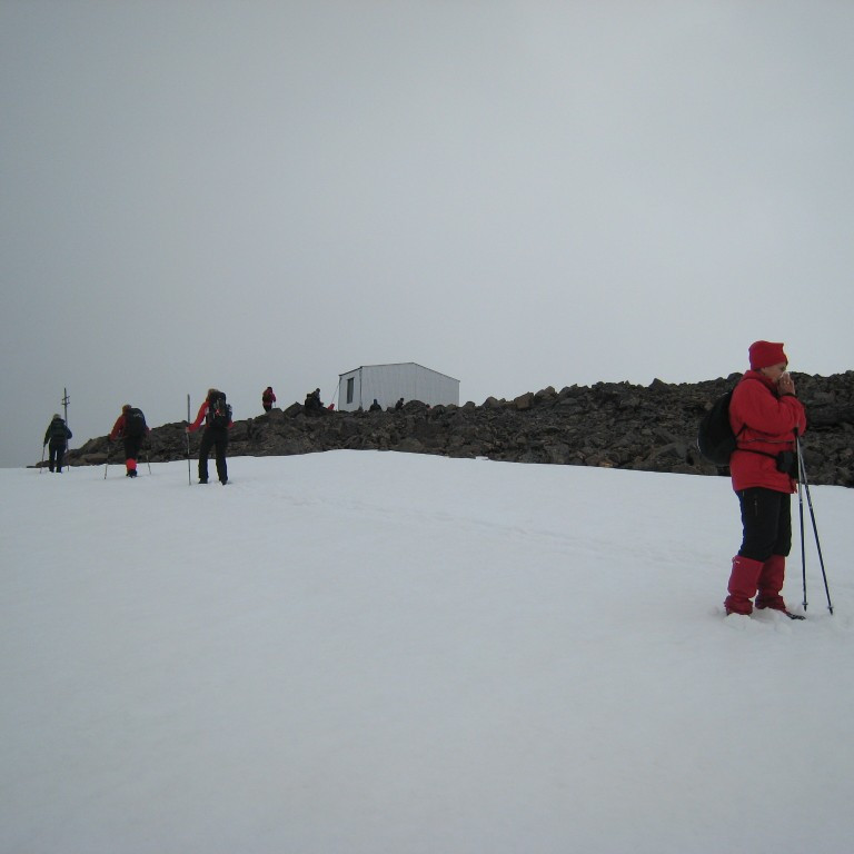 Skýli vélsleðamanna efst á heiðinni..