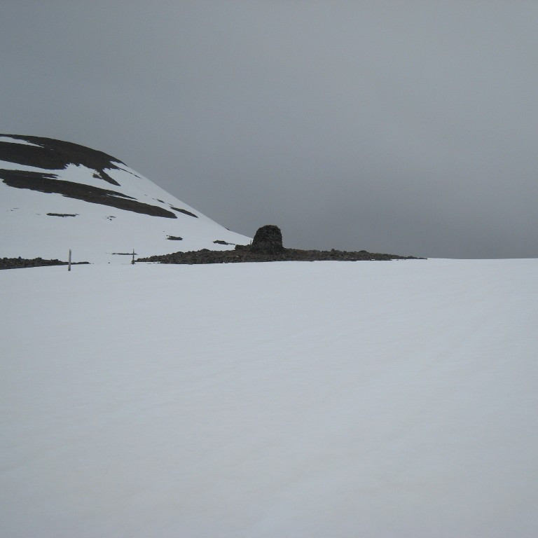 Stóravarða á heiðarbrúninni Svarfaðardalsmegin.