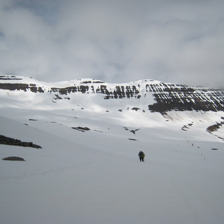 Stóruvörðubrekka og Hnjótakverkin í baksýn..