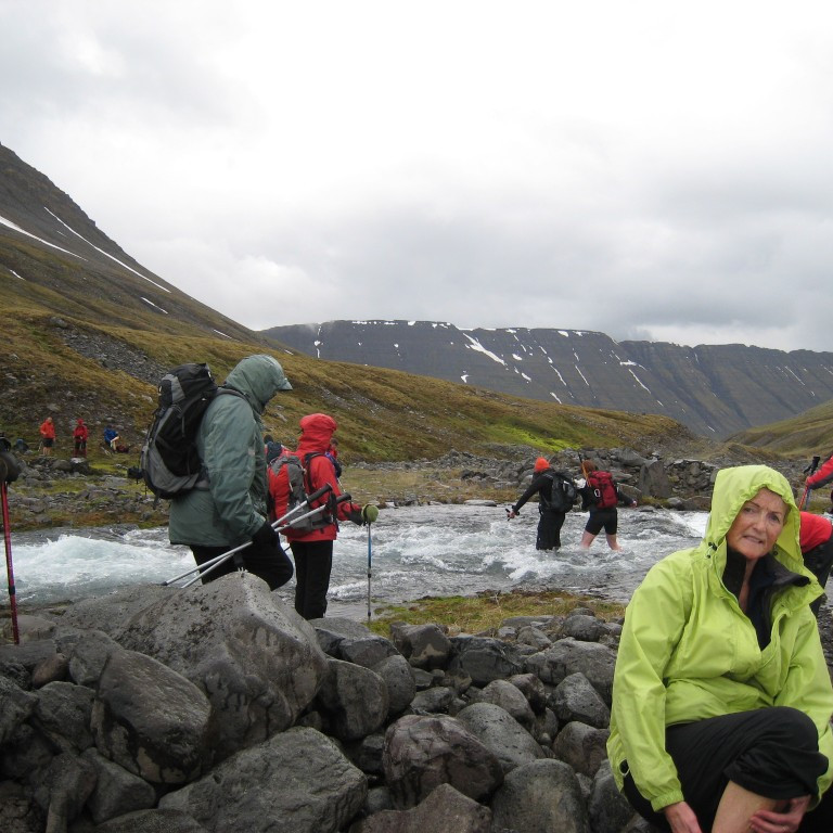Straumþungt vað á Heljará. Fjallið Elliði framundan