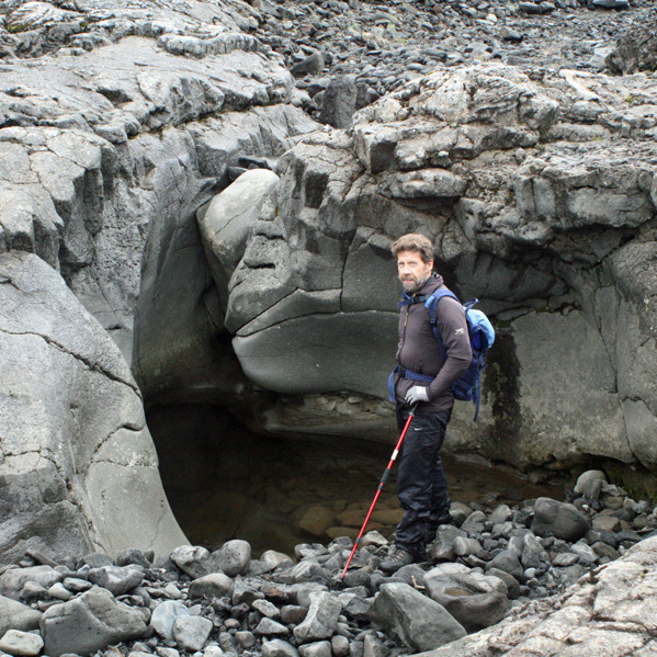 Frímann við vatnssorfinn lækjarfarveg í Seljahjallagili.