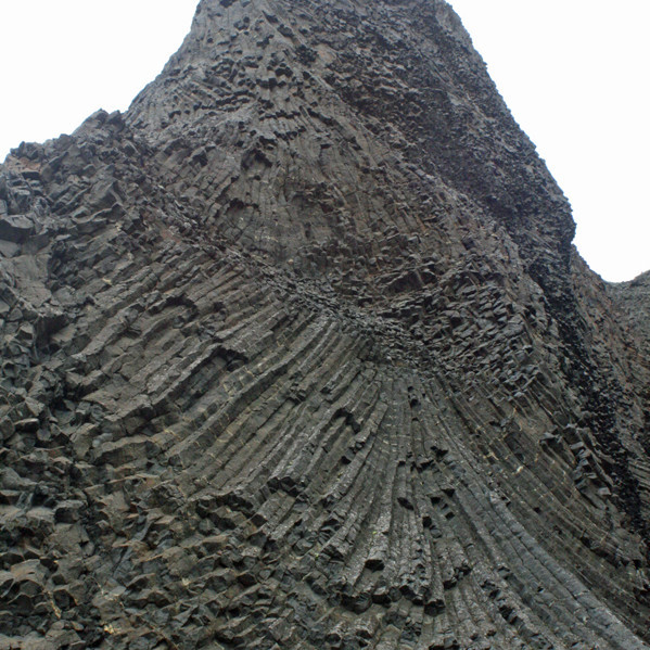 Fagurt stuðlaberg í gljúfrinu innst í Seljahjallagili.