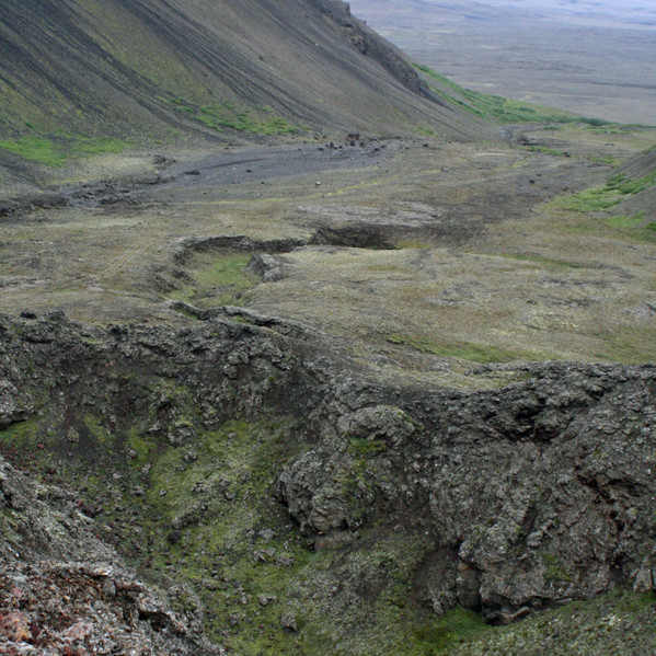 Gígurinn í Seljahjallagili og hrauntröð fram úr honum.