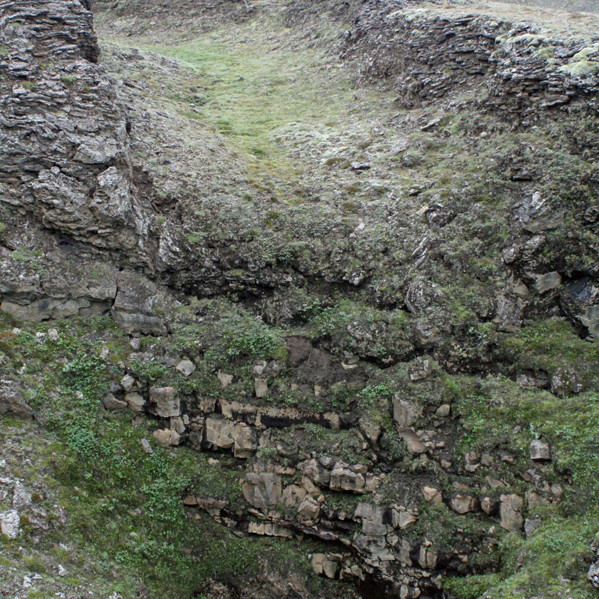 Hrauntröðin úr gígnum í Seljahjallagili endar í djúpu jarðfalli.