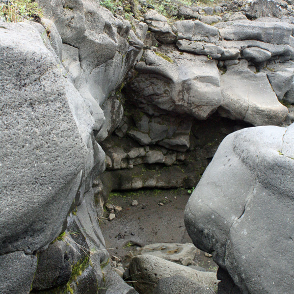 Djúpur, vatnssorfinn farvegur fremst í Seljahjallagili.