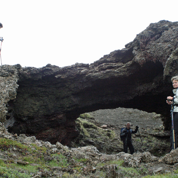 Við fallega gígmyndun syðst í Þrengslaborgum.