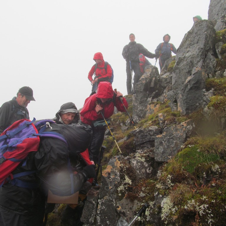 Hjálpast við að halda gestabókinni þurri meðan skrifað var í hana.