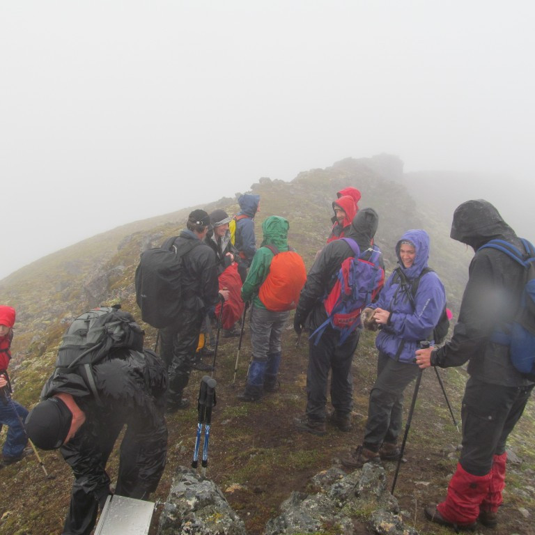 Ákveðið var að ganga á syðri toppinn líka þrátt fyrir rigningu og lítið skyggni. Hörkufólk.